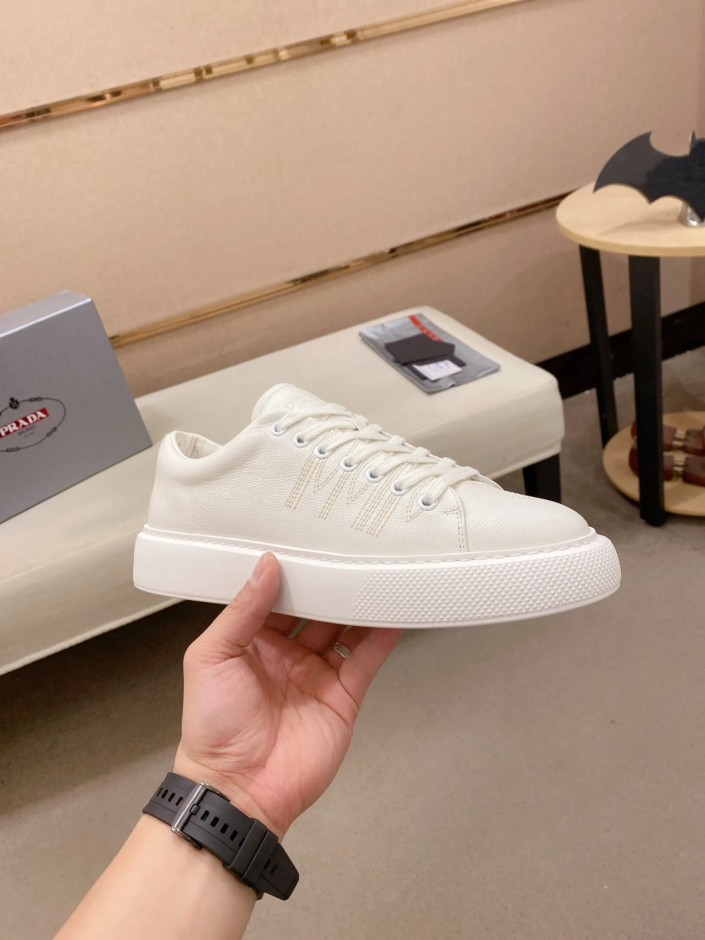 Factory price 560💰 ✔️✔️✔️Higher version High-quality new PRADA (Prada) counters are launched simultaneously. The new men's shoes and 😘fabric are made of selected first-layer cowhide with superb craftsmanship. Lining: Full cowhide lining. 👍🏿 High-end ☄️ air-cushion molded anti-slip rubber outsole, exquisite lines, simple and elegant, comfortable and high-end for leisure travel. Code number: 38 to 45